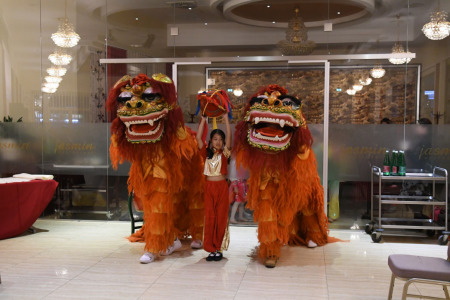 新春聯(lián)歡會(huì)現(xiàn)場(chǎng)。(法國(guó)《歐洲時(shí)報(bào)》/丁兆琨 攝)