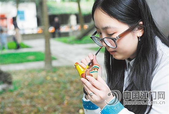 一市民正學(xué)習(xí)制作“泥雞”。