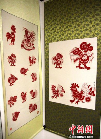 齊秀花說，藝術(shù)來源于生活，剪這些形狀、姿態(tài)雞的靈感，來自自己年輕時在農(nóng)村養(yǎng)小雞時所觀察到的細節(jié)?！∩骋婟?攝