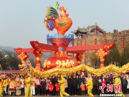 春節(jié)期間，皇城相府景區(qū)為游客進(jìn)行民俗文化表演?！〕声i　攝