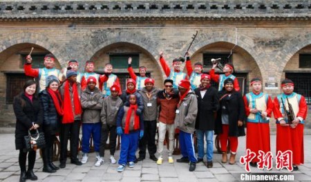 春節(jié)期間，莎拉巴特曼市表演藝術(shù)團(tuán)在皇城相府景區(qū)內(nèi)進(jìn)行主題為“南非友城友人‘行走體驗中國年’”文藝交流活動，體驗中國傳統(tǒng)文化?！〕声i 攝