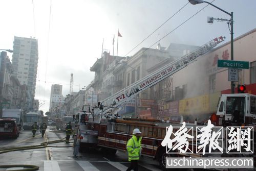 消防車在火災(zāi)現(xiàn)場進(jìn)行灌救，可見煙霧仍從肇事現(xiàn)場內(nèi)冒出。(美國《僑報(bào)》/吳卓明 攝)