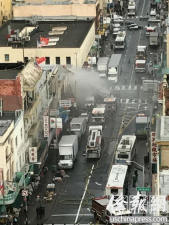 鳥瞰火災(zāi)現(xiàn)場，附近交通受阻，多輛警車和消防車處理火災(zāi)事宜。(美國《僑報(bào)》/吳卓明 攝)