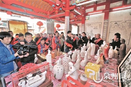 2月2日，農(nóng)歷正月初六，依照傳統(tǒng)年俗，百業(yè)正式開業(yè)。世界瓷都——泉州德化是中國外銷瓷的主要產(chǎn)地，當(dāng)天，數(shù)十名陶瓷工藝精英和陶瓷企業(yè)家聚集在德化祖龍宮，依照沿襲數(shù)百年的禮儀，敬獻(xiàn)精心制作的陶瓷新產(chǎn)品為貢品，隆重舉行祭祀窯神林炳的典禮，祈禱新的一年里，陶瓷業(yè)更加興旺發(fā)達(dá)，產(chǎn)品暢銷中外。鳳凰衛(wèi)視攝制組專程到場拍攝。 (徐藝星 攝)