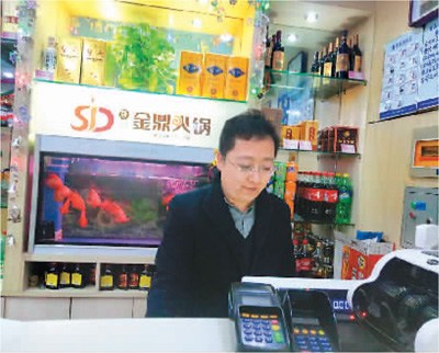 火鍋店忙碌時(shí)，代超也會(huì)來店里幫忙。