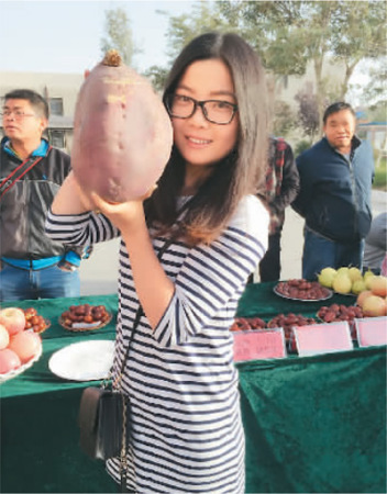 趙閆和職工們參加美食節(jié)，展出了很多特色農(nóng)產(chǎn)品。她展示的是一個(gè)大紅薯。