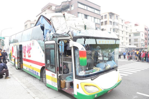 一輛滿載陸客的游覽車4日在高雄市河西路、興隆 路口自撞鐵路橋墩下涵洞，造成車上21名陸客輕重傷。臺灣“中央社”記者程啟峰高雄攝