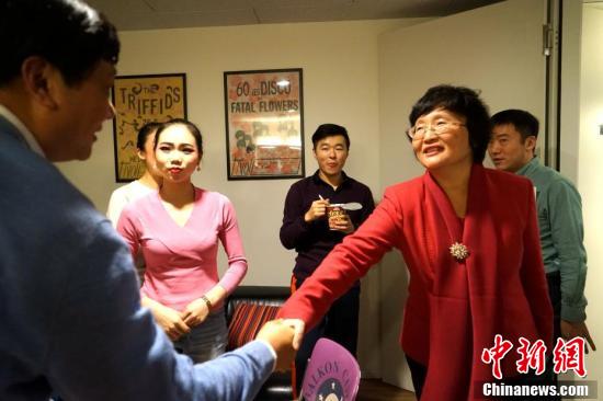 國(guó)務(wù)院僑辦副主任王曉萍到后臺(tái)看望演職人員。<a target='_blank' >中新社</a>記者 付強(qiáng) 攝