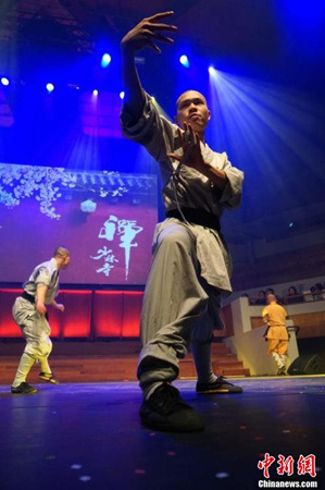 少林武僧功夫表演。<a target='_blank' >中新社</a>記者 付強(qiáng) 攝