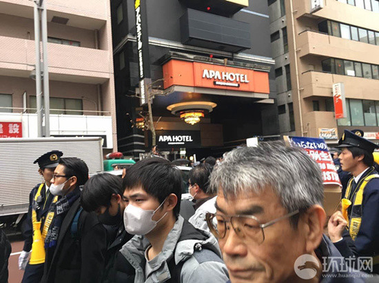 游行人群途經(jīng)APA酒店。賈文婷攝