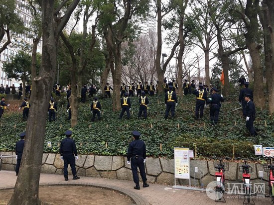 大批警力阻止右翼入場。賈文婷攝