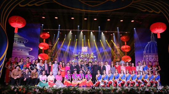 演出結(jié)束后，演職人員與裘援平、段潔龍等合影。