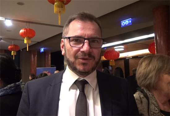匈牙利市民歐拉尤斯先生告訴記者，今晚我跟家人一起來觀看演出。我作為一名歐洲人，很喜歡中國(guó)的舞蹈和音樂。