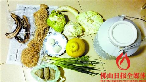 從梅州豐順縣返回佛山的陳女士帶回了“奶奶牌”臘肉、咸菜等食品。 　　/圖片均由受訪者提供