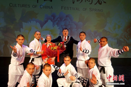 當(dāng)?shù)貢r(shí)間2月2日晚，“四海同春”海外訪演首次亮相英國(guó)第二大城市伯明翰，由河南歌舞演藝集團(tuán)與嵩山少林寺聯(lián)袂帶來(lái)的富有中華韻味的節(jié)目收獲如潮好評(píng)，助中華文化在海外實(shí)力“圈粉”。圖為伯明翰榮譽(yù)市長(zhǎng)Carl Rice攜夫人與少林武僧合影。 <a target='_blank' >中新社</a>記者 付強(qiáng) 攝