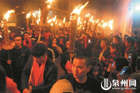 昨（2月5日）晚，晉江永和鎮(zhèn)山前村2000多名村民高舉火把繞村巡游，共同歡度這個已延續(xù)300多年的“火把節(jié)”。 （黃祖祥 攝）