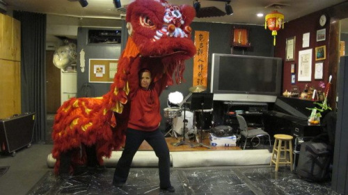 皮瑞姆學(xué)習(xí)舞獅十多年，非常熱愛表演和訓(xùn)練。(美國《世界日報》/高夢梓 攝)