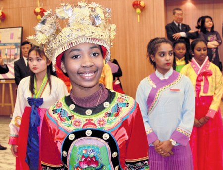 身著中國(guó)少數(shù)民族服裝的中文學(xué)校學(xué)生們載歌載舞。（法國(guó)《歐洲時(shí)報(bào)》/張新 攝）