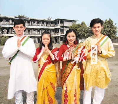 在印度支教時(shí)，袁怡（右二）曾穿上當(dāng)?shù)氐奶厣棧瑓⒓訉W(xué)校的文藝演出。圖為袁怡與學(xué)校里其他志愿者合影。