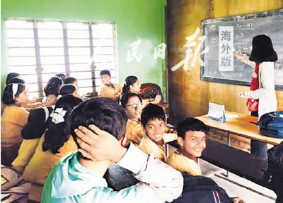 在印度支教時(shí)，袁怡（右一）在加爾各答一所小學(xué)授課，教小學(xué)生一些簡(jiǎn)單的英語、西班牙語單詞和中文詞匯。