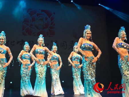 “文化中國·四海同春”藝術團赴大洋洲慰僑訪演5日在新西蘭最大城市奧克蘭拉開帷幕，來自中國的藝術家們聯(lián)手新西蘭華星藝術團帶來歌、舞、雜技、民樂、變臉等精彩演出。記者 王堯攝 圖片來源：人民網(wǎng)