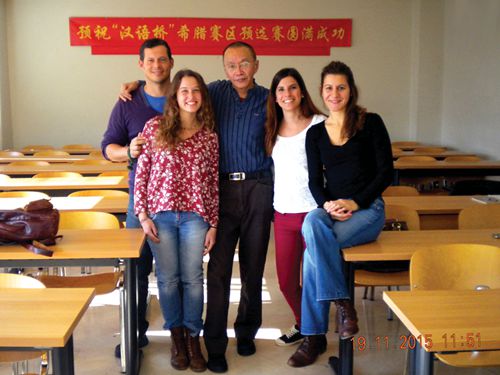 黃豪與學(xué)生合影(希臘《中希時(shí)報(bào)》) 黃豪與學(xué)生合影(希臘《中希時(shí)報(bào)》)