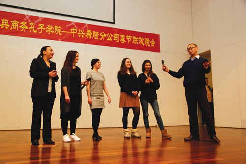 黃豪與學(xué)生合影(希臘《中希時報》) 黃豪與學(xué)生合影(希臘《中希時報》)