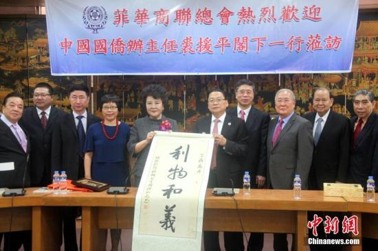 2月6日，中國(guó)國(guó)務(wù)院僑務(wù)辦公室主任裘援平率團(tuán)在菲律賓首都馬尼拉密集走訪當(dāng)?shù)貎S社，考察僑情并慰問(wèn)僑胞。圖為裘援平訪問(wèn)菲華商聯(lián)總會(huì)，向該會(huì)贈(zèng)送禮品。 <a target='_blank' >中新社</a>記者 張明 攝
