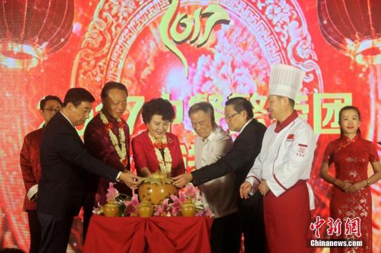 2月6日，菲律賓華社各團(tuán)體新春聯(lián)歡晚會在馬尼拉舉行，中國國務(wù)院僑辦“中餐繁榮”廚藝團(tuán)為出席的僑胞送上年飯。圖為中國國務(wù)院僑務(wù)辦公室主任裘援平與中國駐菲律賓大使趙鑒華及當(dāng)?shù)貎S領(lǐng)一起為菜品揭開壇蓋。裘援平當(dāng)天率團(tuán)密集走訪菲華社會主要僑團(tuán)、馬尼拉中國城及崇仁醫(yī)院、華僑養(yǎng)老院，并與菲華各界代表座談。 <a target='_blank' >中新社</a>記者 張明 攝
