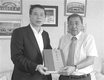 福建省僑辦主任馮志農(nóng)（左）向菲宋慶齡基金會(huì)創(chuàng)會(huì)會(huì)長(zhǎng)陳祖昌贈(zèng)送《福建家訓(xùn)》。