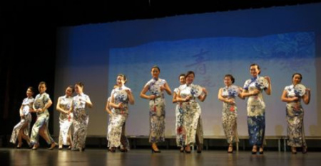 芝加哥旗袍協(xié)會(huì)表演《青花瓷韻》 芝加哥旗袍協(xié)會(huì)表演《青花瓷韻》