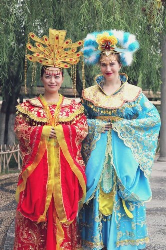 南加州大學(xué)(USC)電影學(xué)院猶太學(xué)生Ariel Sobel(右)與中國紀(jì)錄片導(dǎo)演陶夢頔合拍紀(jì)錄片《客居汴京》(The Lost Tribe)講述中國猶太人的故事。(美國《世界日報》/Sobel提供)