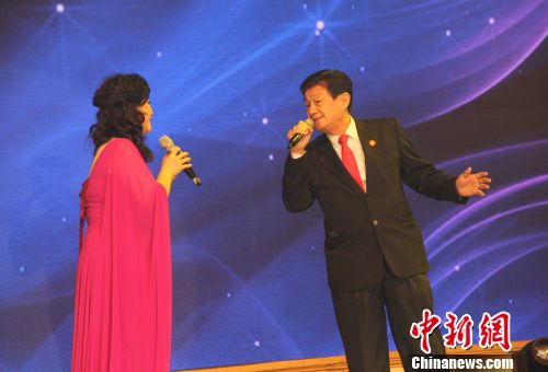 印尼華人(右)與演員合唱《為了誰》。林永傳 攝