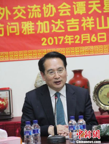 譚天星在座談會上肯定該會在促進(jìn)中印尼經(jīng)貿(mào)文化交流中所做的工作及發(fā)揮的作用，并盛贊華人在中印尼關(guān)系發(fā)展中的獨(dú)特作用。林永傳 攝