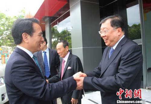 雅加達(dá)吉祥山基金會理事長張錦雄(右)迎接譚天星一行。林永傳 攝