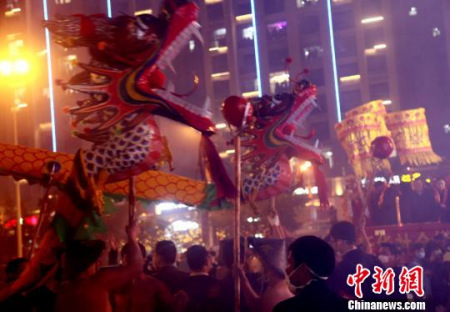 廣西賓陽炮龍節(jié)有“中華一絕”、“東方狂歡節(jié)”的美稱?！钪拘?攝