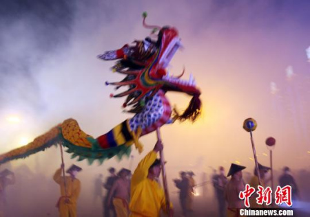 圖為廣西賓陽炮龍節(jié)炮聲不停、龍舞不止?！钪拘?攝