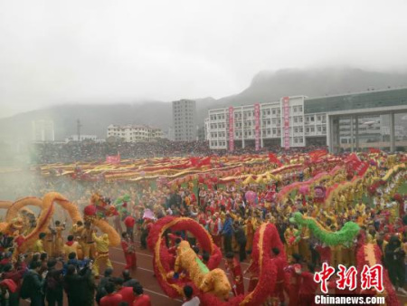 仡佬毛龍節(jié)現(xiàn)場(chǎng)?！≈苎嗔?攝