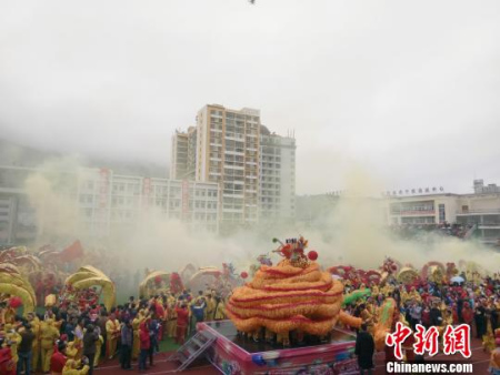 仡佬毛龍節(jié)現(xiàn)場(chǎng)。　周燕玲 攝