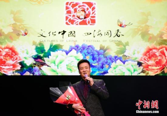 中國(guó)著名男高音歌唱家閻維文獻(xiàn)唱。 <a target='_blank' >中新社</a>記者 龍劍武 攝