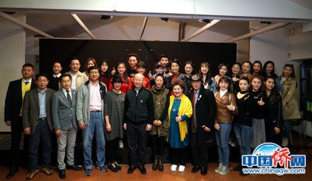 “四海同春”歐洲二團7日傍晚走進西班牙華星藝術團開展聯(lián)誼活動，雙方演員各自獻上精彩表演，在雙向觀摩中分享經驗心得、促進文化交流。圖為現(xiàn)場合影。付強 攝