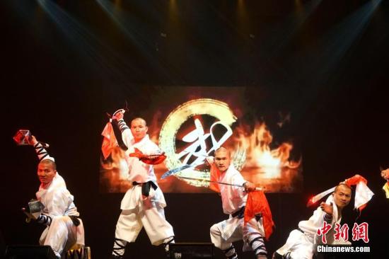  少林武僧表演《少林雄風(fēng)——十八般兵器》。 <a target='_blank' >中新社</a>記者 付強(qiáng) 攝