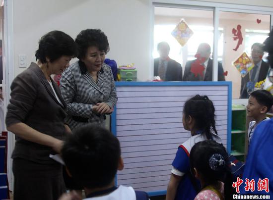 裘援平看望菲律賓中正學(xué)院幼稚園的學(xué)童。<a target='_blank' >中新社</a>記者 張明 攝