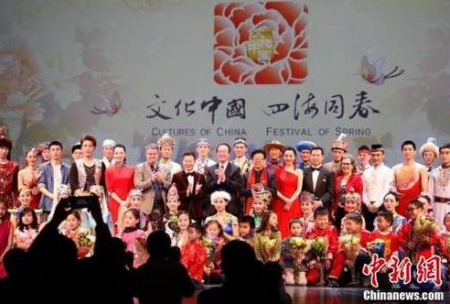 “四海同春”北美團演職員謝幕后與中國駐芝加哥總領(lǐng)事洪磊等合影。