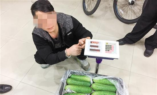 朱某被抓獲時(shí)，民警與失主在朱某的車上，發(fā)現(xiàn)重約180斤的節(jié)瓜、四季豆、青辣椒，價(jià)值約800元。