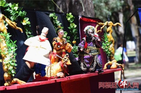 演出現(xiàn)場(阿根廷華人網(wǎng) 柳軍 攝) 演出現(xiàn)場(阿根廷華人網(wǎng) 柳軍 攝)