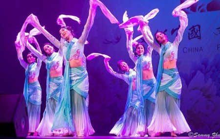 當(dāng)?shù)貢r間2月5日，“四海同春”新春文藝演出在假北岸的Bruce Mason Centre中心劇場圓滿落幕。來自中國歌劇舞劇院，中國煤礦文工團，奧克蘭的觀眾奉獻(xiàn)了二場高質(zhì)量，高水平，精彩分呈集歌、舞、民樂、雜技、變臉為一臺的綜藝節(jié)目，獲得了在場觀眾經(jīng)久不息的掌聲。（新西蘭當(dāng)?shù)厝A人供圖）