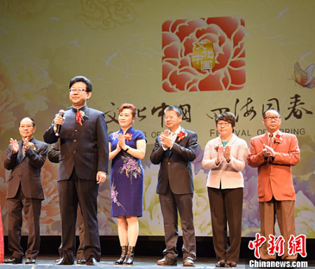 率團(tuán)前來的中國國務(wù)院僑務(wù)辦公室宣傳司司長、“文化中國·四海同春”北美代表團(tuán)團(tuán)長許玉明在晚會(huì)開始時(shí)致辭。<a target='_blank' >中新社</a>記者 張朔 攝