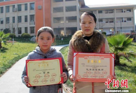 祝隆敏老師與獲獎(jiǎng)學(xué)生王佳琪?！”臼肺坠?攝