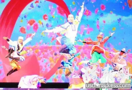 少數(shù)民族載歌載舞歡迎游子的歸來。僑報記者高睿攝
